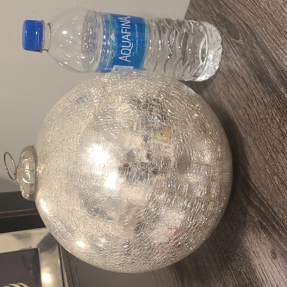 Giant cracked glass Christmas ornament - Picture 2 of 2